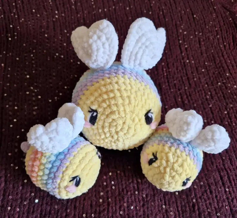 Abeille arc-en-ciel crochet amigurumi, avec ailes en forme de coeur, vue de face