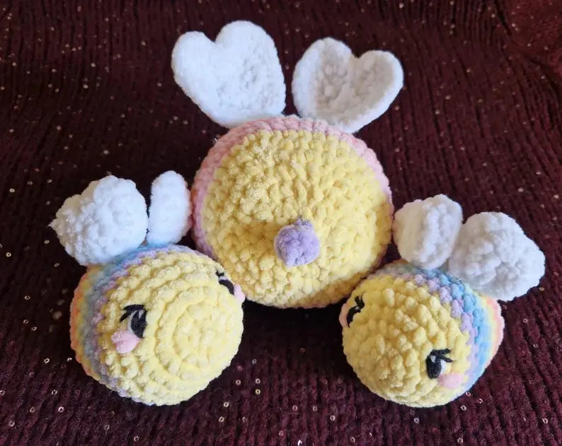 Abeille arc-en-ciel crochet amigurumi, avec ailes en forme de coeur, vue avant