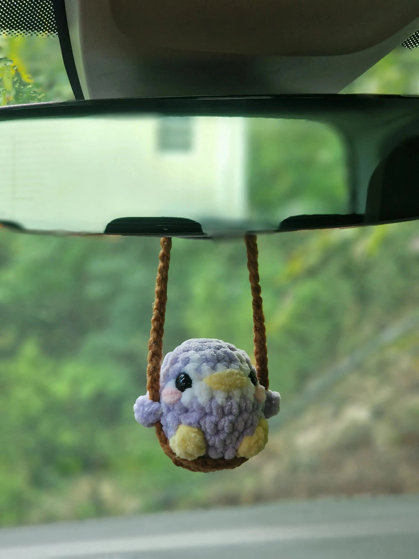 Décoration de rétroviseur - Pingouin sur sa balançoire Candy & Stitch