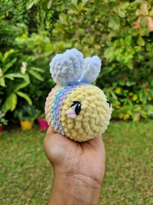 Abeille arc-en-ciel crochet amigurumi, avec ailes en forme de coeur,  vue trois quart