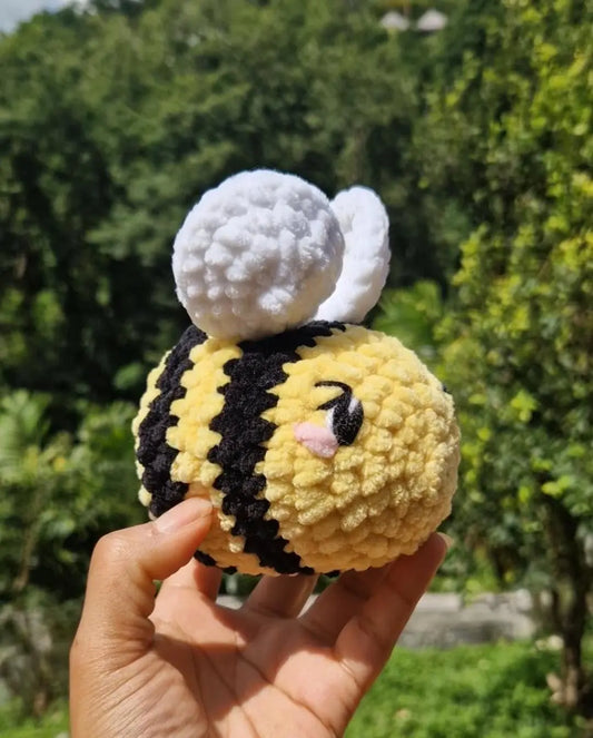 Abeille jaune et noire au crochet amigurumi, vue de profil