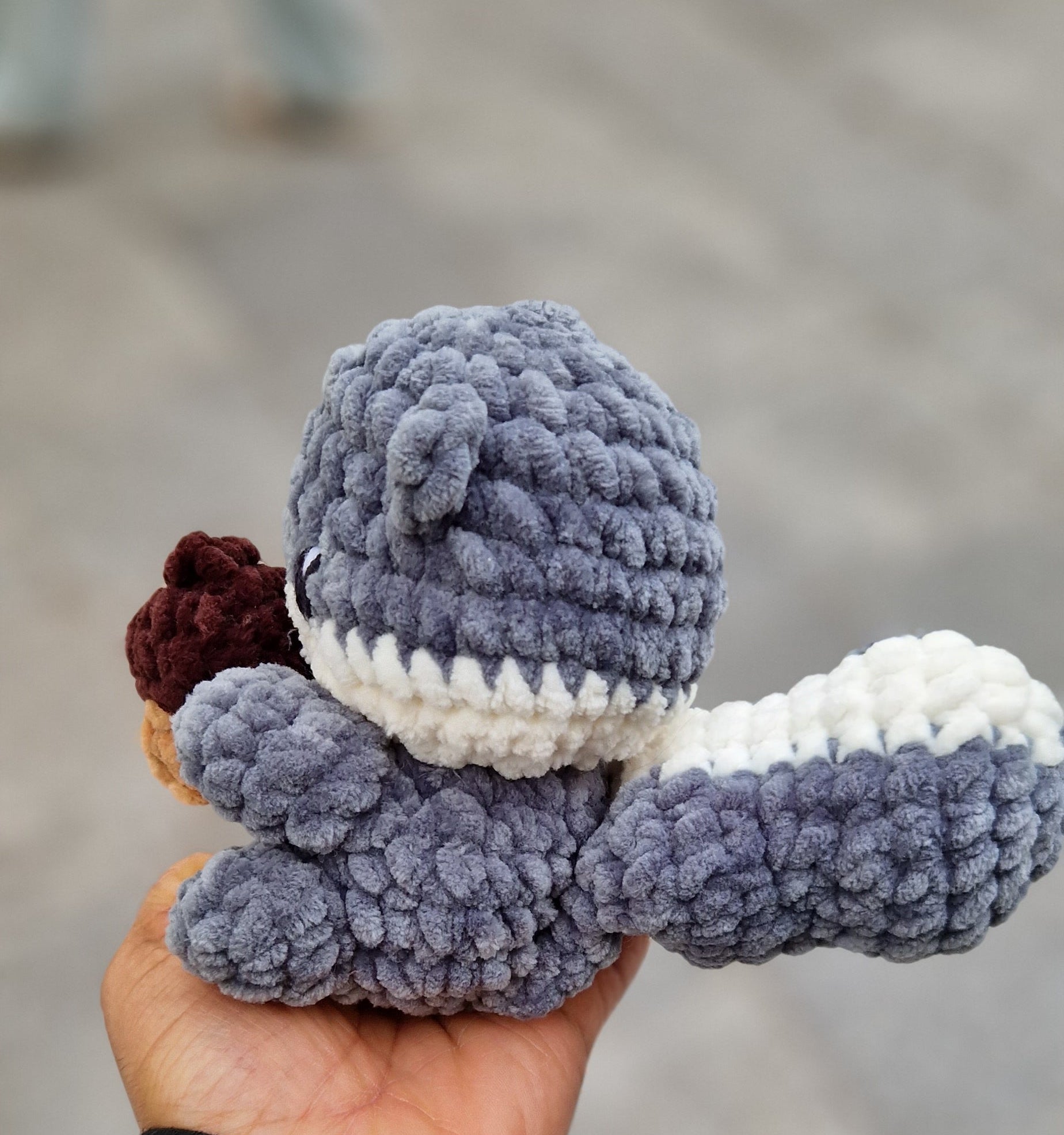 Ecureuil gris avec noisette amigurumi 2