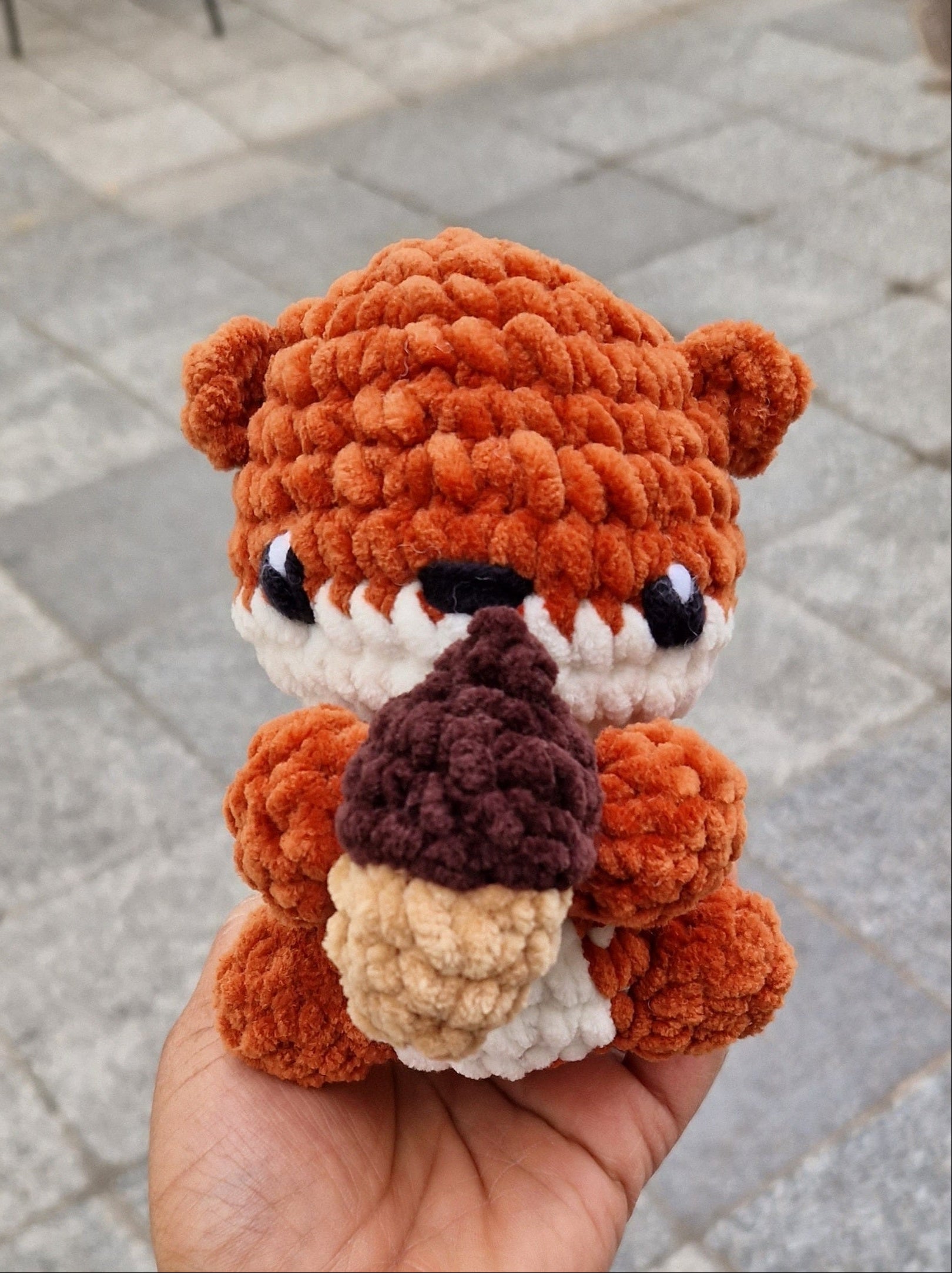 Ecureuil orange avec noisette amigurumi 1